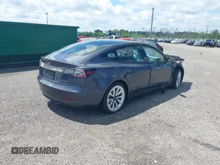 2022 Tesla Model 3 Long Range z VIN 5YJ3E1EB0NF124664, wystawiony jako IAAI lot #34246337 z przebiegiem Nie podano mil oraz . Historia ofert i sprzedaży dostępna na DreamBid. Obrazek 4.
