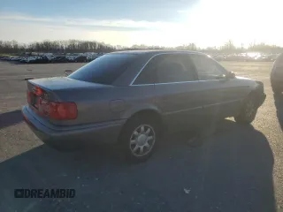 1995 Audi A6 z VIN WAUGA84A2SN055887, wystawiony jako Copart lot #85212394 z przebiegiem 254 307 mil mil oraz Tytuł czysty. Historia ofert i sprzedaży dostępna na DreamBid. Obrazek 3.