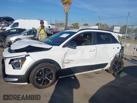2025 Kia Niro LX with VIN KNDCP3LE6S5218628, listed as a IAAI auction lot 41570971 with 5,298 mi miles. Bid and sale history available at carsss.com. Image 14.