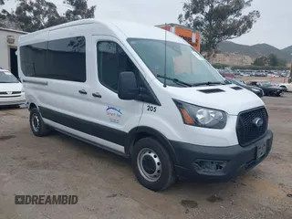 2023 Ford Transit Passenger XL z VIN 1FDAX2C80PKA74557, wystawiony jako IAAI lot #41864316 z przebiegiem 50 640 mil mil oraz . Historia ofert i sprzedaży dostępna na DreamBid. Obrazek 1.