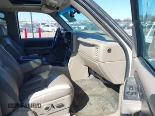 2003 Chevrolet Avalanche with VIN 3GNEK13TX3G263258, listed as a IAAI auction lot 41861349 with 200,892 mi miles. Bid and sale history available at carsss.com. Image 5.