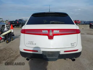2014 Lincoln MKT EcoBoost z VIN 2LMHJ5AT2EBL57269, wystawiony jako IAAI lot #41440818 z przebiegiem 135 896 mil mil oraz . Historia ofert i sprzedaży dostępna na DreamBid. Obrazek 16.