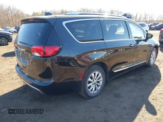2018 Chrysler Pacifica Touring L z VIN 2C4RC1BG2JR114345, wystawiony jako IAAI lot #41629088 z przebiegiem 114 682 mil mil oraz . Historia ofert i sprzedaży dostępna na DreamBid. Obrazek 4.