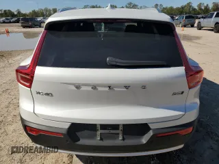 2025 Volvo XC40 Core Bright Theme z VIN YV4L12UJ3S2450867, wystawiony jako Copart lot #82123154 z przebiegiem Nie podano mil oraz Nie do naprawy • Non repairable. Historia ofert i sprzedaży dostępna na DreamBid. Obrazek 6.