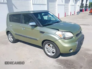 2010 Kia Soul + with VIN KNDJT2A21A7111933, listed as a IAAI auction lot 42025069 with 185,662 mi miles. Bid and sale history available at carsss.com. Image 1.