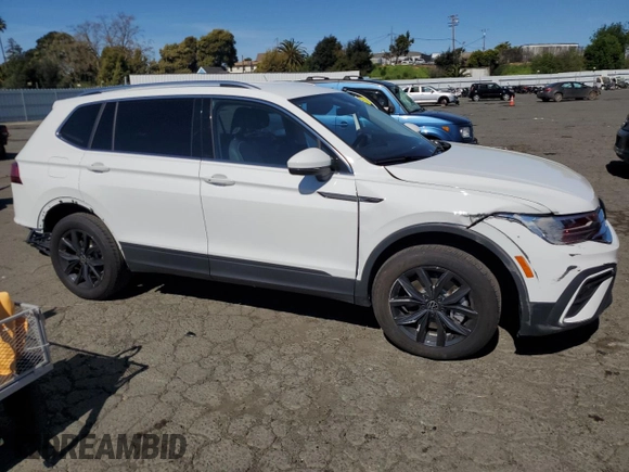 2024 Volkswagen Tiguan SE z VIN 3VV3B7AX7RM093378, wystawiony jako Copart lot #50634025 z przebiegiem 6 261 mil mil oraz Szkoda całkowita • Salvage title. Historia ofert i sprzedaży dostępna na DreamBid. Obrazek 4.