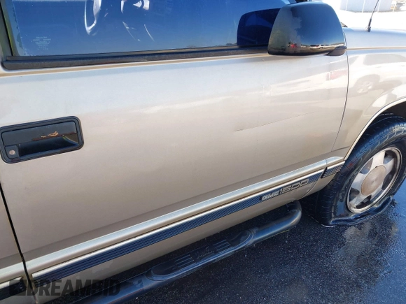 1998 GMC Yukon with VIN 1GKEK13R4WJ725608, listed as a IAAI auction lot 41596559 with 323,141 mi miles. Bid and sale history available at carsss.com. Image 15.