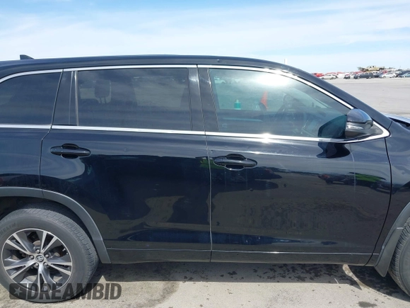 2018 Toyota Highlander LE z VIN 5TDZZRFH2JS276211, wystawiony jako IAAI lot #41799446 z przebiegiem 121 635 mil mil oraz . Historia ofert i sprzedaży dostępna na DreamBid. Obrazek 13.