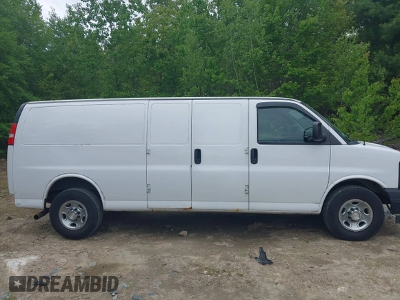 2017 Chevrolet Express Cargo z VIN 1GCWGBFF4H1289693, wystawiony jako IAAI lot #42310038 z przebiegiem 152 692 mil mil oraz . Historia ofert i sprzedaży dostępna na DreamBid. Obrazek 13.