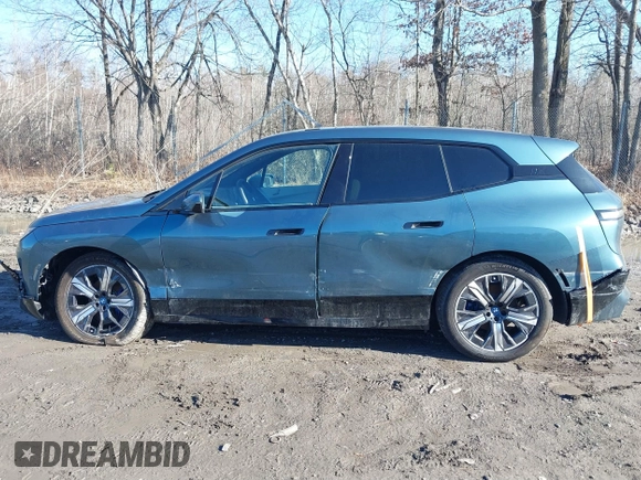 2025 BMW iX xDrive50 z VIN WB523CF09SCS94052, wystawiony jako IAAI lot #41822349 z przebiegiem 1233 mil mil oraz . Historia ofert i sprzedaży dostępna na DreamBid. Obrazek 14.