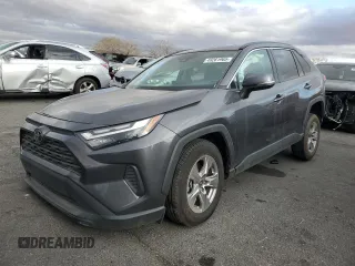 2022 Toyota RAV4 XLE with VIN 2T3P1RFV0NC284026, listed as a Copart auction lot 49261965 with 33,313 mi miles and Salvage Title. Bid and sale history available at carsss.com. Image 1.