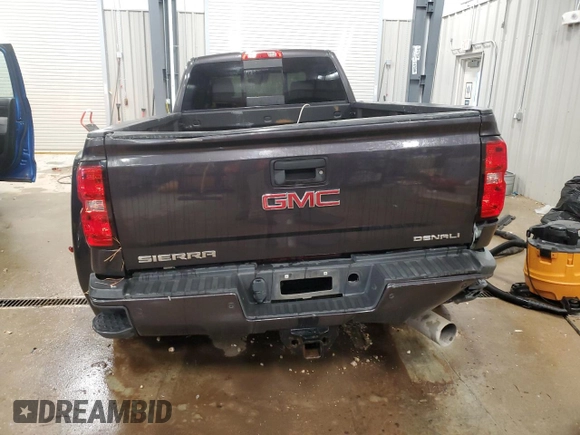 2015 GMC Sierra 3500HD Denali z VIN 1GT424E82FF125315, wystawiony jako Copart lot #79726484 z przebiegiem 147 731 mil mil oraz Czysty tytuł • Clean title. Historia ofert i sprzedaży dostępna na DreamBid. Obrazek 6.