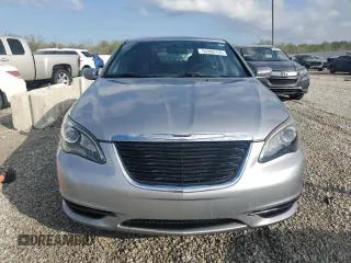 2013 Chrysler 200 Touring z VIN 1C3CCBBG7DN723383, wystawiony jako Copart lot #53302135 z przebiegiem 139 637 mil mil oraz Szkoda całkowita • Salvage title. Historia ofert i sprzedaży dostępna na DreamBid. Obrazek 5.