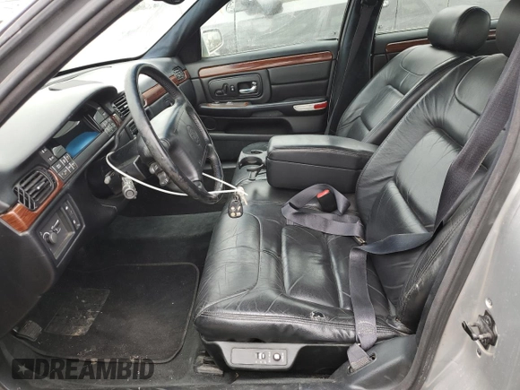 1999 Cadillac DeVille z VIN 1G6KD54Y5XU774986, wystawiony jako Copart lot #50167955 z przebiegiem 151 375 mil mil oraz Czysty tytuł • Clean title. Historia ofert i sprzedaży dostępna na DreamBid. Obrazek 7.