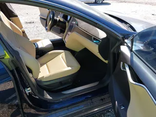 2015 Tesla Model S 85D with VIN 5YJSA4H47FF083005, listed as a IAAI auction lot 40970624 with 84,327 mi miles. Bid and sale history available at carsss.com. Image 5.