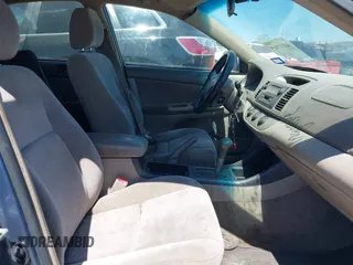 2004 Toyota Camry LE z VIN 4T1BE32K74U915657, wystawiony jako IAAI lot #41837915 z przebiegiem 260 096 mil mil oraz . Historia ofert i sprzedaży dostępna na DreamBid. Obrazek 5.