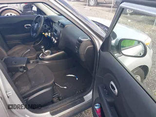 2016 Kia Soul z VIN KNDJN2A26G7857734, wystawiony jako IAAI lot #42269540 z przebiegiem 89 471 mil mil oraz . Historia ofert i sprzedaży dostępna na DreamBid. Obrazek 5.