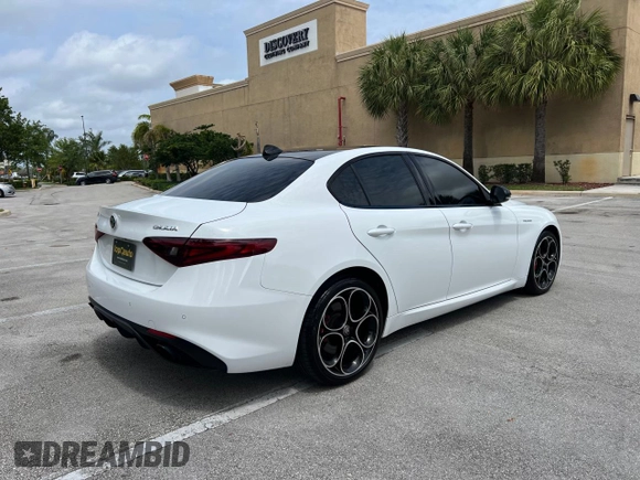 2022 Alfa Romeo Giulia Veloce z VIN ZARFANBN3N7653990, wystawiony jako Copart lot #47419695 z przebiegiem 35 225 mil mil oraz Tytuł czysty. Historia ofert i sprzedaży dostępna na DreamBid. Obrazek 4.