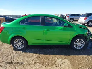 2014 Chevrolet Sonic LT z VIN 1G1JC5SH3E4219619, wystawiony jako IAAI lot #41208791 z przebiegiem 122 161 mil mil oraz . Historia ofert i sprzedaży dostępna na DreamBid. Obrazek 12.