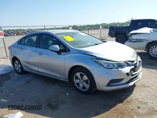 2017 Chevrolet Cruze LS z VIN 1G1BC5SM8H7252748, wystawiony jako IAAI lot #42027880 z przebiegiem 88 114 mil mil oraz . Historia ofert i sprzedaży dostępna na DreamBid. Obrazek 1.