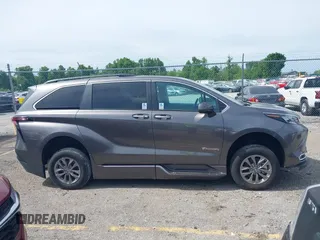2024 Toyota Sienna XLE z VIN 5TDJRKEC0RS180714, wystawiony jako IAAI lot #42291589 z przebiegiem 4452 mil mil oraz . Historia ofert i sprzedaży dostępna na DreamBid. Obrazek 13.