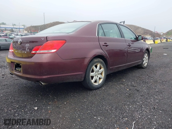 2006 Toyota Avalon XL z VIN 4T1BK36B76U081167, wystawiony jako IAAI lot #42271791 z przebiegiem 266 216 mil mil oraz . Historia ofert i sprzedaży dostępna na DreamBid. Obrazek 4.