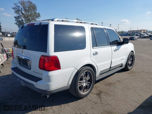 2004 Lincoln Navigator Luxury with VIN 5LMFU27R04LJ43817, listed as a IAAI auction lot 40891013 with 166,620 mi miles. Bid and sale history available at carsss.com. Image 4.