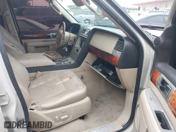2005 Lincoln Navigator Luxury z VIN 5LMFU27505LJ18172, wystawiony jako IAAI lot #42441444 z przebiegiem 154 346 mil mil oraz . Historia ofert i sprzedaży dostępna na DreamBid. Obrazek 5.