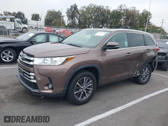 2018 Toyota Highlander SE z VIN 5TDKZRFH6JS248476, wystawiony jako IAAI lot #42644155 z przebiegiem 37 054 mil mil oraz . Historia ofert i sprzedaży dostępna na DreamBid. Obrazek 17.