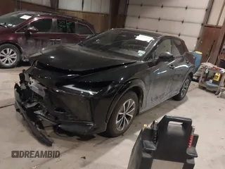 2024 Lexus RZ 300e Premium z VIN JTJABABB4RA001496, wystawiony jako IAAI lot #41402646 z przebiegiem 4 819 mil mil oraz . Historia ofert i sprzedaży dostępna na DreamBid. Obrazek 17.