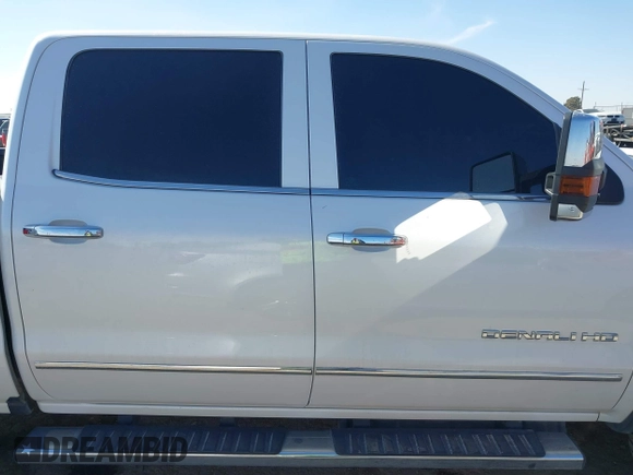 2019 GMC Sierra 2500HD Denali with VIN 1GT12SEY8KF139611, listed as a IAAI auction lot 41641028 with 69,776 mi miles. Bid and sale history available at carsss.com. Image 13.