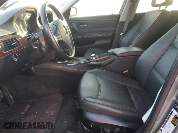 2011 BMW 3 Series 328i z VIN WBAPH7G54BNM55230, wystawiony jako Copart lot #52438875 z przebiegiem Nie podano mil oraz Szkoda całkowita • Salvage title. Historia ofert i sprzedaży dostępna na DreamBid. Obrazek 7.