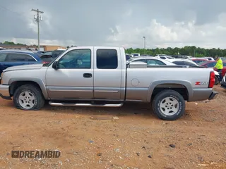 2006 Chevrolet Silverado 1500 LT1 z VIN 1GCEK19B96Z188726, wystawiony jako IAAI lot #42189031 z przebiegiem 40 019 mil mil oraz . Historia ofert i sprzedaży dostępna na DreamBid. Obrazek 14.