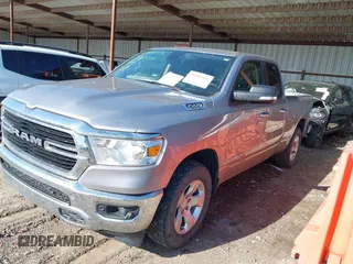 2020 Ram 1500 Big Horn z VIN 1C6SRFBT2LN200059, wystawiony jako IAAI lot #41987816 z przebiegiem 107 675 mil mil oraz . Historia ofert i sprzedaży dostępna na DreamBid. Obrazek 18.