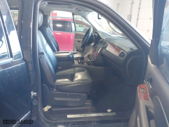 2011 Chevrolet Avalanche LTZ with VIN 3GNTKGE39BG192060, listed as a IAAI auction lot 41757583 with 90,335 mi miles. Bid and sale history available at carsss.com. Image 5.