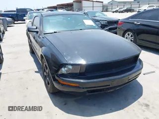 2008 Ford Mustang Deluxe z VIN 1ZVHT80N385174953, wystawiony jako IAAI lot #42332310 z przebiegiem 110 567 mil mil oraz . Historia ofert i sprzedaży dostępna na DreamBid. Obrazek 1.