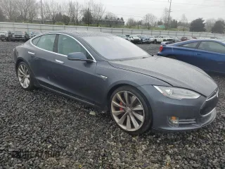 2016 Tesla Model S 90D z VIN 5YJSA1E47GF129744, wystawiony jako Copart lot #47797395 z przebiegiem 87 678 mil mil oraz Szkoda całkowita • Salvage title. Historia ofert i sprzedaży dostępna na DreamBid. Obrazek 4.