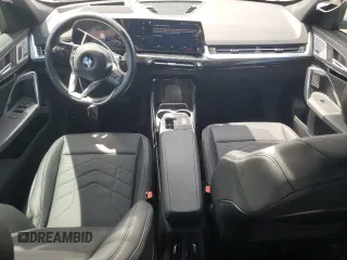 2023 BMW X1 xDrive28i z VIN WBX73EF02P5Y15293, wystawiony jako Copart lot #57629965 z przebiegiem 7 381 mil mil oraz Szkoda całkowita • Salvage title. Historia ofert i sprzedaży dostępna na DreamBid. Obrazek 8.
