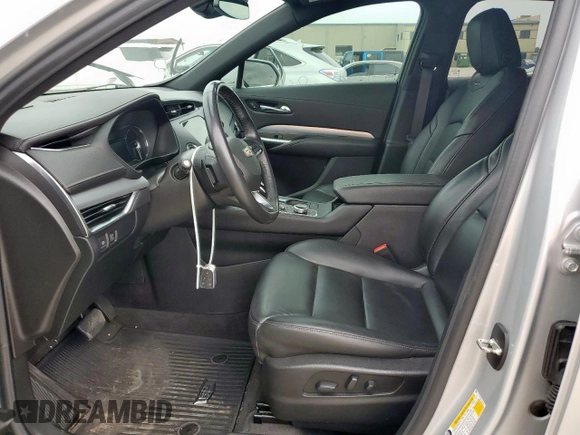 2020 Cadillac XT4 FWD Premium Luxury z VIN 1GYFZCR42LF115413, wystawiony jako Copart lot #56746785 z przebiegiem 41 296 mil mil oraz Szkody całkowita. Historia ofert i sprzedaży dostępna na DreamBid. Obrazek 7.