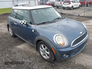 2010 MINI Hardtop z VIN WMWMF3C5XATZ26122, wystawiony jako IAAI lot #42377547 z przebiegiem 198 506 mil mil oraz . Historia ofert i sprzedaży dostępna na DreamBid. Obrazek 1.