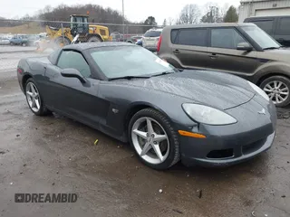 2013 Chevrolet Corvette 1LT z VIN 1G1YE2DW6D5109028, wystawiony jako IAAI lot #41100665 z przebiegiem 32 095 mil mil oraz . Historia ofert i sprzedaży dostępna na DreamBid. Obrazek 1.