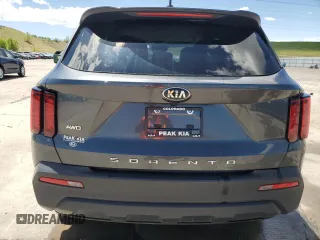 2021 Kia Sorento LX z VIN 5XYRGDLC4MG018310, wystawiony jako Copart lot #56917725 z przebiegiem 42 665 mil mil oraz Szkoda całkowita • Salvage title. Historia ofert i sprzedaży dostępna na DreamBid. Obrazek 6.