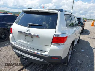 2013 Toyota Highlander Limited z VIN 5TDDK3EH8DS250360, wystawiony jako IAAI lot #42379928 z przebiegiem 112 355 mil mil oraz . Historia ofert i sprzedaży dostępna na DreamBid. Obrazek 4.