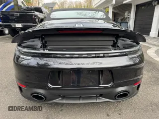 2022 Porsche 911 Carrera S z VIN WP0CB2A90NS244999, wystawiony jako Copart lot #56801295 z przebiegiem 1735 mil mil oraz Nie do naprawy. Historia ofert i sprzedaży dostępna na DreamBid. Obrazek 3.