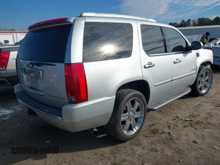 2010 Cadillac Escalade z VIN 1GYUCAEF9AR180758, wystawiony jako IAAI lot #41419380 z przebiegiem 201 784 mil mil oraz . Historia ofert i sprzedaży dostępna na DreamBid. Obrazek 4.