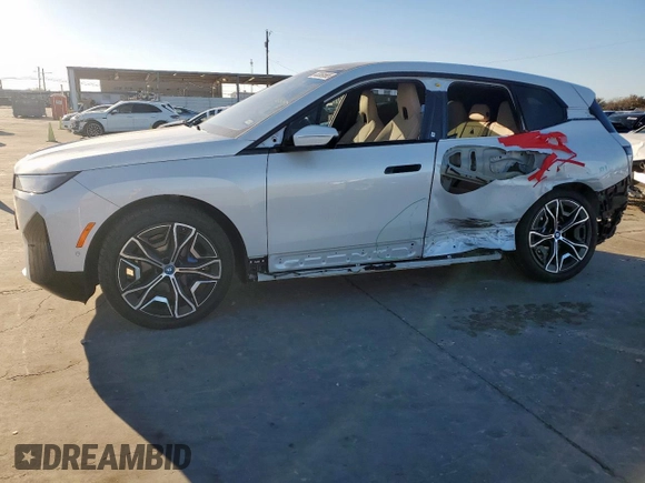 2024 BMW iX xDrive50 z VIN WB523CF08RCP70639, wystawiony jako Copart lot #46369565 z przebiegiem 13 783 mil mil oraz Czysty tytuł • Clean title. Historia ofert i sprzedaży dostępna na DreamBid. Obrazek 1.