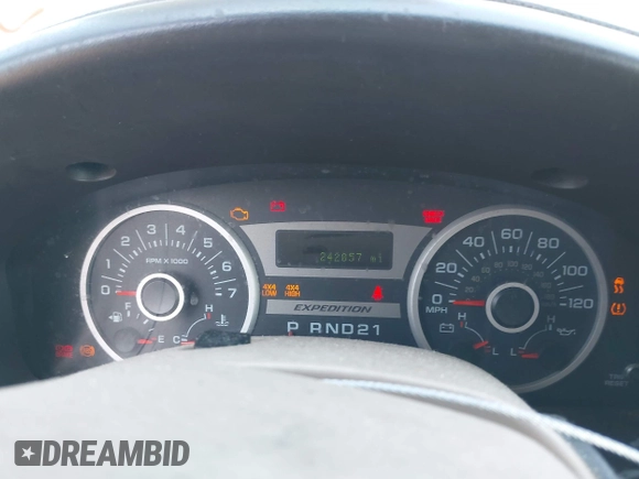 2005 Ford Expedition Limited with VIN 1FMFU20525LA93434, listed as a IAAI auction lot 41787625 with 242,057 mi miles. Bid and sale history available at carsss.com. Image 7.