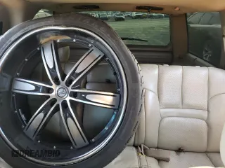 1999 Cadillac Escalade z VIN 1GYEK13R7XR405790, wystawiony jako Copart lot #84478384 z przebiegiem 244 195 mil mil oraz Szkody całkowita. Historia ofert i sprzedaży dostępna na DreamBid. Obrazek 10.