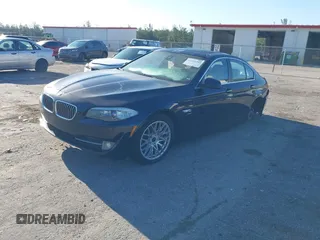 2012 BMW 5 Series 528i xDrive z VIN WBAXH5C5XCDW03172, wystawiony jako IAAI lot #41764283 z przebiegiem 114 206 mil mil oraz . Historia ofert i sprzedaży dostępna na DreamBid. Obrazek 2.