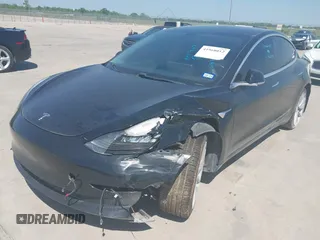 2019 Tesla Model 3 Mid Range z VIN 5YJ3E1EA3KF310976, wystawiony jako IAAI lot #41968012 z przebiegiem Nie podano mil oraz . Historia ofert i sprzedaży dostępna na DreamBid. Obrazek 6.